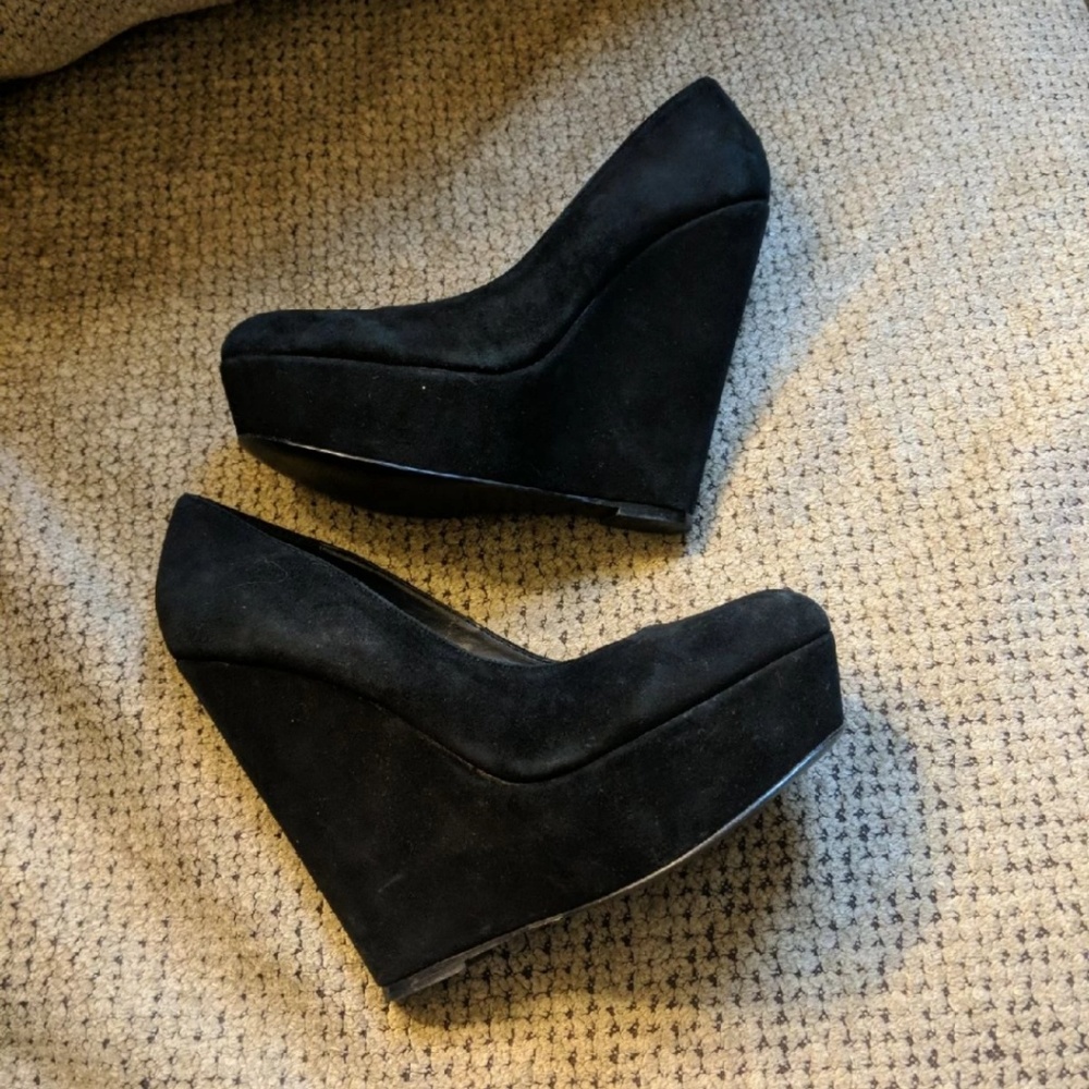 Black wedges!